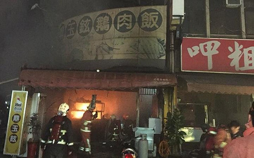 鵝肉店縱火案疑債務糾紛  警方帶回2名涉案男子