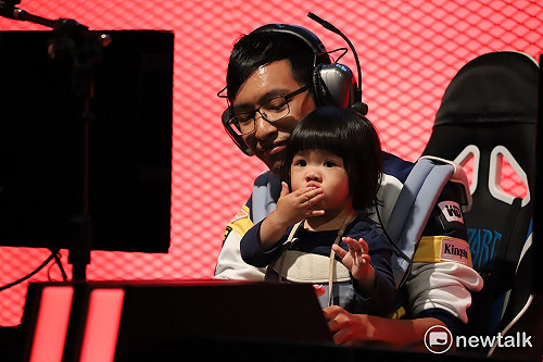 背著孩子打遊戲！《星海爭霸》經典賽笑料連連