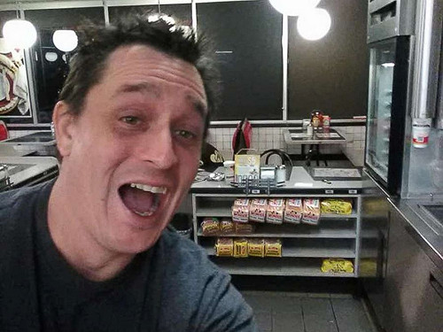 鬆餅屋員工打瞌睡 客人下廚影片瘋傳