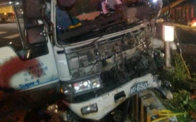 開車開上分隔島 貨車駕駛自撞多處骨折