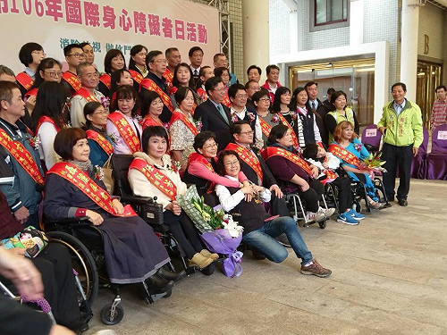 跨越限制展現生命力 鄭文燦表揚傑出身心障礙者