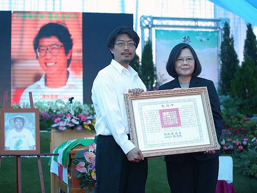 耀伯走了  小英總統頒褒揚令  陳菊滿心不捨