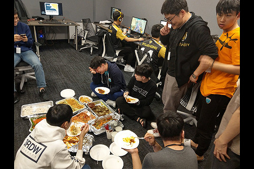 《鬥陣特攻》外送吃不完首爾王朝討救兵 網友直呼太溫馨