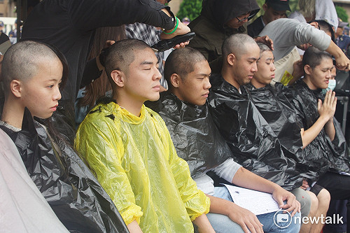 勞基法修惡  青年落髮誦經酸「賴功德」