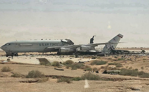 美軍挨轟近照曝光  E-3預警機機尾斷裂、科威特營地營房被掏空