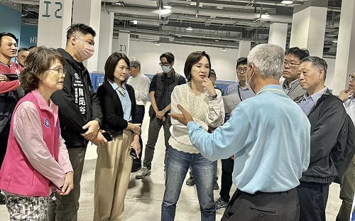 前鎮漁港攤商前2年免收費    柯志恩籲續補貼電車接駁及場內空調