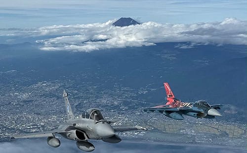 富士山同框4飆風F4戰機! 日、法聯合空訓 劍指印太後勤操作與太空防衛 