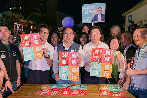 沈伯洋合體桃園市長參選人黃世杰　支持者擠爆中壢夜市