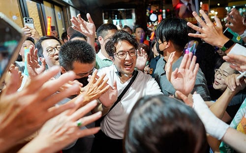 影》僅落後蔣萬安1%！沈伯洋民調後首場夜市掃街又爆滿 「洋流」滿溢