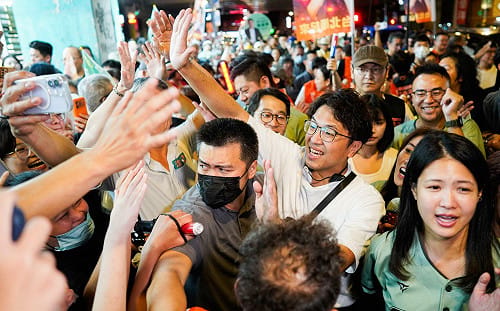現場直擊》洋流席捲延三夜市！萬頭攢動高喊「台北的市長沈伯洋」