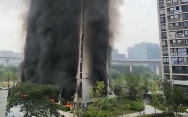 （影）黑煙「吞」大樓？！杭州西湖住宅火警  電動腳踏車充電惹禍
