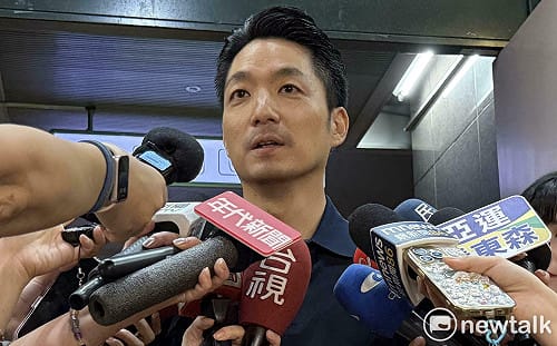 九把刀拿分組報告比蔣萬安、沈伯洋　蔣搬大巨蛋、輝達政績回應