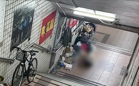 台中出現超狂街友！地下道掛西裝烤全雞 累積報案近60起