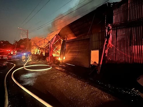 台南永康回收場深夜大火　延燒臭豆腐工廠無人傷亡