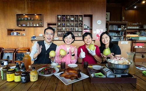 (影)中秋摘柚子！蘇巧慧率議員體驗柚子醋 暢談休閒農業政見