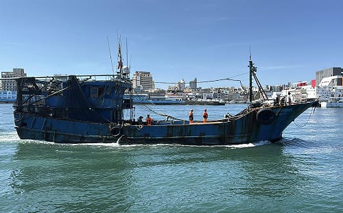 海巡中秋連假不打烊　澎湖目斗嶼海域查扣越界的無名中國漁船