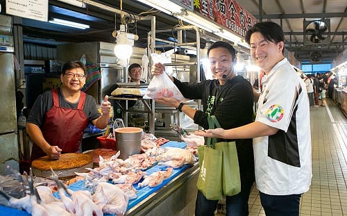 合體3Q陳柏惟市場掃街     張以理感受傳統台灣味
