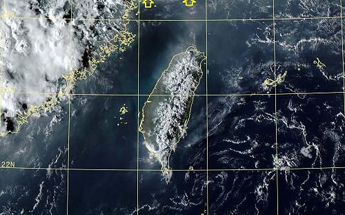 明變天濕涼！鄭明典指「北風前緣接觸北海岸」：明早北部就會變涼
