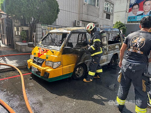 新北新店幼兒園校車路邊起火　駕駛幼童及時逃生
