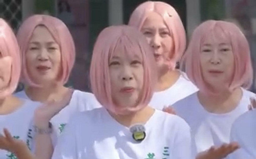 選情緊繃也要輕鬆一下！    黃淑美粉紅假髮造型掃街超吸睛
