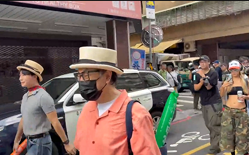 蔡康永現身沈伯洋造勢現場  作家：將讓中立選民加速跟進