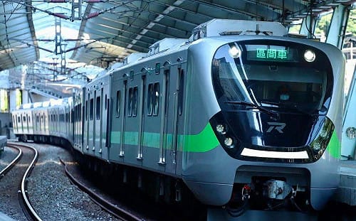 緊急鳴笛示警仍煞車不及！男闖苗栗談文站鐵軌遭撞死 南北列車一度延誤