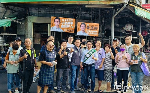 肯定朱正軒用心交通建設  林俊憲陪同掃兵仔市  鄉親送菜頭祝「好彩頭」