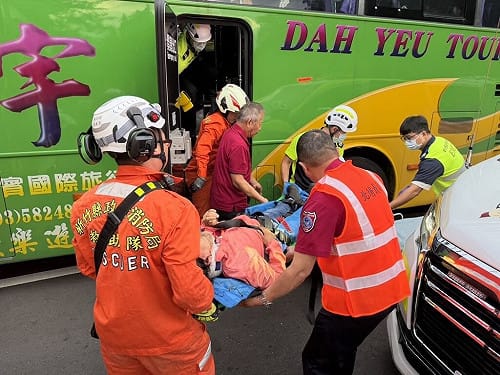 竹縣北埔遊覽車撞民宅　3乘客受傷送醫
