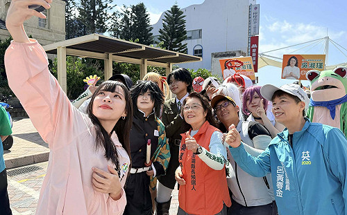 綠營女力跨海相挺！黃捷跨海助選吳淑瑾　Coser掃街喊辦澎湖國際動漫祭