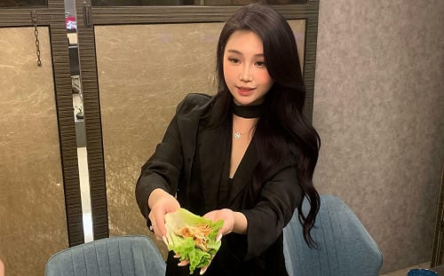 網紅「馬尾妹」楊宜庭跨足餐飲　喊話李明璇「選上請吃烤饅魚」 