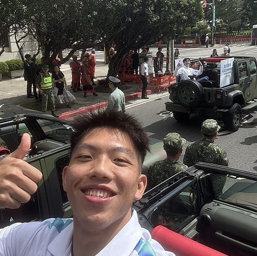 亞運銅牌林仲威首度參加國慶大會遊行　笑稱沒想到自己一台車