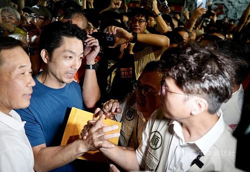 沈伯洋、蔣萬安同場短暫交談　雙方支持者喊口號較勁