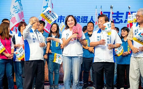 柯志恩後援會授旗湧3,500人　鄉親送新鞋祝12/25日走進高市府