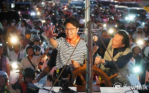 贈沈伯洋「雷神之鎚」　王世堅盼：一起攻入北市府　掃蕩不公不義