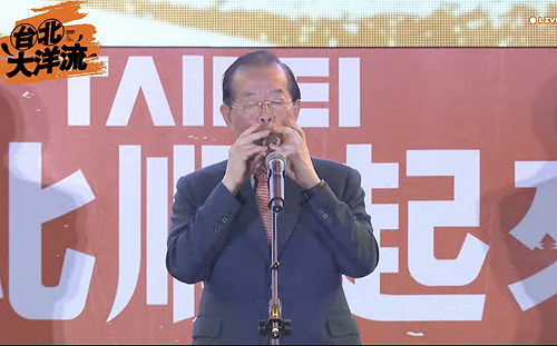 吹陶笛〈快樂的出帆〉挺沈伯洋　謝長廷喊：當年高雄能改變、台北也能！