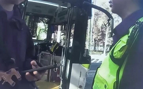 北市公車爆衝突！60歲男肘擊司機飆髒話 網：看不下去