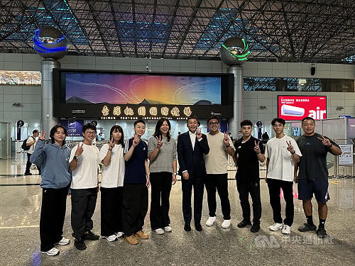 首批9退役國手啟程赴美研習7週　李洋親自送行勉勵