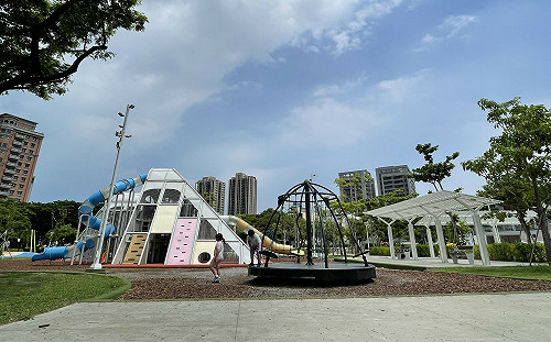 翻轉傳統公園照顧全齡需求     黃文志爭取特色遊具、親水空間  