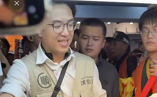 沈伯洋士林掃街「心繫醬油膏」！忙替民眾簽名仍惦記生煎包　網笑：看幾次笑幾次
