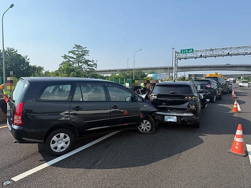 國1台南新市段7車追撞無人傷　疑未保持安全距離