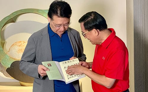 少康落難！  阿扁送書