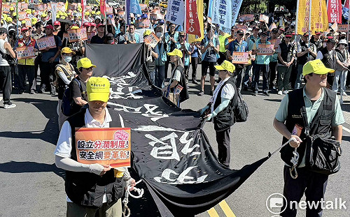 逾2千勞工不懼酷熱集結凱道 盼提高勞退雇提、分潤制度入法