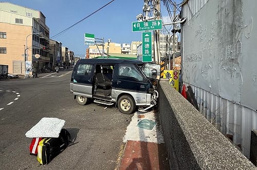 苗栗通霄廂型車自撞號誌桿　7旬夫妻1死1重傷