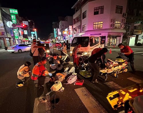 嘉市機車騎士載3童與貨車碰撞　1女童一度命危