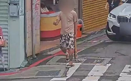 台北街頭男子持刀、球棒嚇壞民眾！疑因夫妻不和 警火速到場化解
