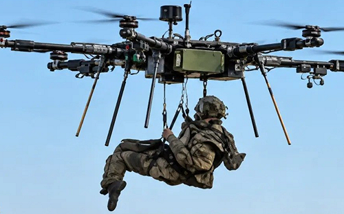 受困前線491天！烏軍出動巨型無人機吊掛傷兵飛行15公里獲救