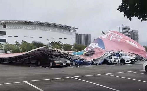 砸到人怎麼辦？黃馨慧與江啟臣巨型看板砸毀8車冷回「你覺得呢」改口道歉