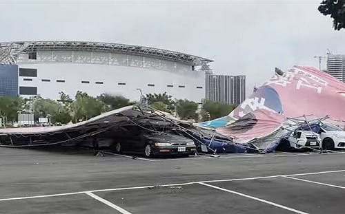 台中競選看板壓壞一排車！車主怒譙三字經：賠我一台車