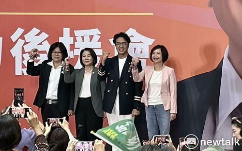（影）沈伯洋合體綠營女將、戴鵝帽開唱《心花開》  蕭美琴也壓軸力挺