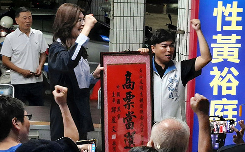 親贈黃裕庭「高票當選」賀匾    鄭麗文：集中選票送進市議會 